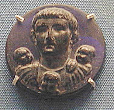075. medaillon en verre de Germanicus represente avec ses enfants (vers 20-40 p.C.).jpg